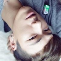 男生在床上睡着头像图片_WWW.WHOISQQ.COM