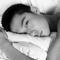 男生在床上睡着头像图片_WWW.WHOISQQ.COM