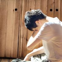 男生在床上睡着头像图片_WWW.WHOISQQ.COM