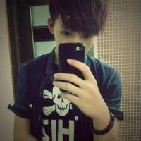 qq男生拿着手机头像图片_WWW.WHOISQQ.COM