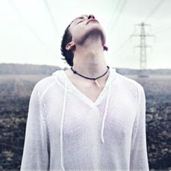 qq头像图片伤感男生下阳光_WWW.WHOISQQ.COM