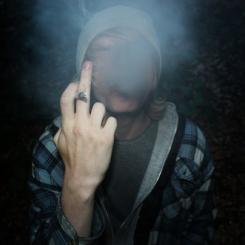 qq头像图片伤感男生下阳光_WWW.WHOISQQ.COM