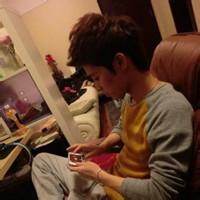 qq男生拿着手机头像图片_WWW.WHOISQQ.COM