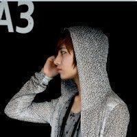 戴帽子的阳光男生头像图片_WWW.WHOISQQ.COM
