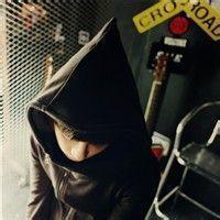 戴帽子的阳光男生头像图片_WWW.WHOISQQ.COM