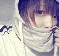 戴帽子的阳光男生头像图片_WWW.WHOISQQ.COM