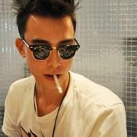 靠墙角男生头像图片_WWW.WHOISQQ.COM