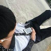 qq男生拿着手机头像图片_WWW.WHOISQQ.COM