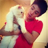 带猫猫的男生头像图片_WWW.WHOISQQ.COM