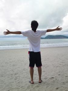 男生拥抱大海的头像图片_WWW.WHOISQQ.COM