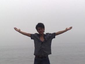 男生拥抱大海的头像图片_WWW.WHOISQQ.COM