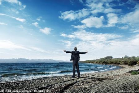 男生拥抱大海的头像图片_WWW.WHOISQQ.COM