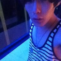 夜晚灯光的男生头像图片_WWW.WHOISQQ.COM