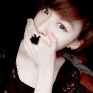 男生带耳机的qq头像图片_WWW.WHOISQQ.COM