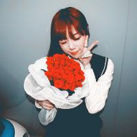 拿着花的欧美男生头像图片_WWW.WHOISQQ.COM