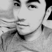 拿着花的欧美男生头像图片_WWW.WHOISQQ.COM