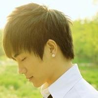 qq男生带笑头像图片_WWW.WHOISQQ.COM