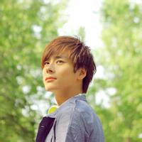 qq男生带笑头像图片_WWW.WHOISQQ.COM