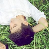 qq男生带笑头像图片_WWW.WHOISQQ.COM