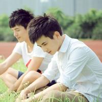 qq男生带笑头像图片_WWW.WHOISQQ.COM