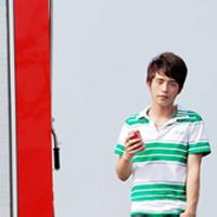 qq男生带笑头像图片_WWW.WHOISQQ.COM