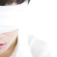 男生蒙眼睛头像图片_WWW.WHOISQQ.COM