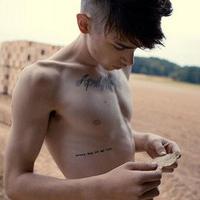 黑白肌肉男生头像图片_WWW.WHOISQQ.COM