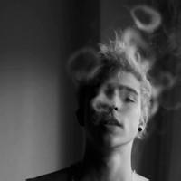 黑白肌肉男生头像图片_WWW.WHOISQQ.COM