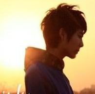 2013男生唯美逆光头像图片_WWW.WHOISQQ.COM