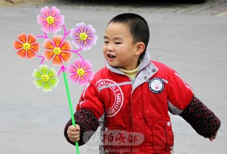 玩风车的男生头像图片_WWW.WHOISQQ.COM