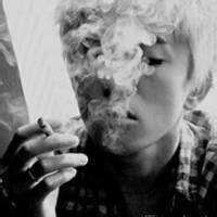 qq头像图片男生嘴里吊着烟_WWW.WHOISQQ.COM