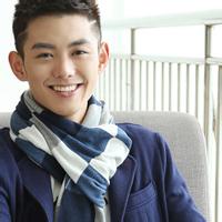 男生带围巾头像图片_WWW.WHOISQQ.COM