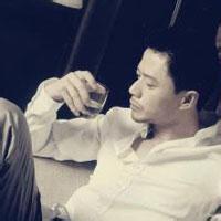 拿啤酒的男生头像图片_WWW.WHOISQQ.COM