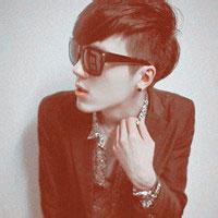 拿啤酒的男生头像图片_WWW.WHOISQQ.COM