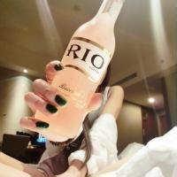 拿啤酒的男生头像图片_WWW.WHOISQQ.COM