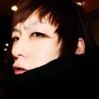 眨眼男生头像图片_WWW.WHOISQQ.COM