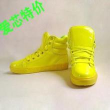 男生头像图片带有荧光鞋子_WWW.WHOISQQ.COM
