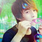 吹泡泡男生头像图片_WWW.WHOISQQ.COM