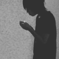 霸气男生吸烟头像图片_WWW.WHOISQQ.COM