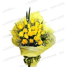 捧玫瑰花束的男生头像图片_WWW.WHOISQQ.COM