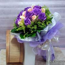 捧玫瑰花束的男生头像图片_WWW.WHOISQQ.COM