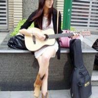 拿吉他男生头像图片_WWW.WHOISQQ.COM
