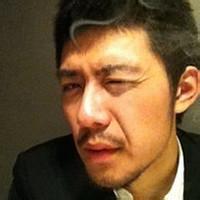 有胡子微笑的男生头像图片_WWW.WHOISQQ.COM