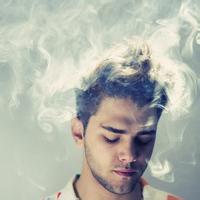 有胡子微笑的男生头像图片_WWW.WHOISQQ.COM