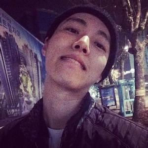 qq头像图片 男生刚睡醒_WWW.WHOISQQ.COM