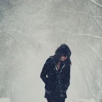 男生在雪地里头像图片_WWW.WHOISQQ.COM