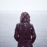 男生在雪地里头像图片_WWW.WHOISQQ.COM