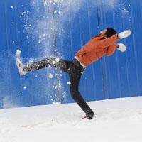 男生在雪地里头像图片_WWW.WHOISQQ.COM
