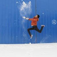 男生在雪地里头像图片_WWW.WHOISQQ.COM