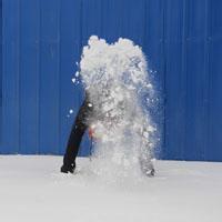 男生在雪地里头像图片_WWW.WHOISQQ.COM